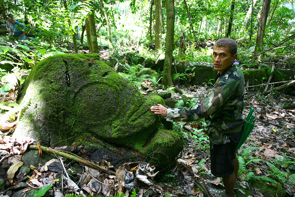 Enorme bloc rocheux, le tiki de Aakapa est aujourd’hui enfoui dans la forêt, bien au-dessus du petit village.