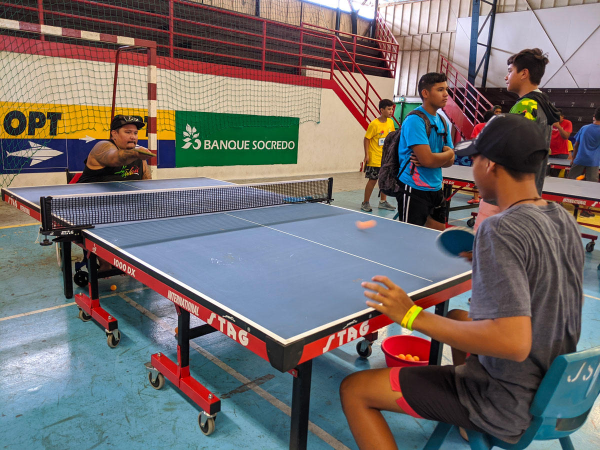 Le champion handisport Matheau Tehei, médaillé d’argent au dernier jeux du Pacifique au Samoa en juillet dernier 2019, échange des balles avec un jeune élève du collège de Mahina.