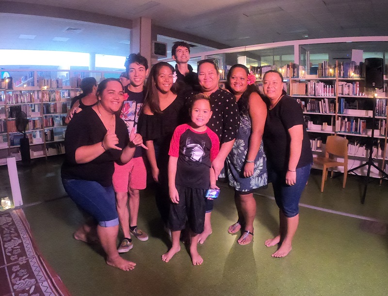 Ces étudiants inscrit en "parcours adapté" de l'Université ont fait une prestation de slam. "Ils ont fait preuve de courage et d'audace en participant à cette 3eme éditions des nuits de la lecture à l'Université de la Polynésie française. Sortir de son petit confort pour écrire sur soi-même est un challenge qui a été relevé avec succès pour les 5 étudiants qui y ont participé" assure une de leurs enseignantes.