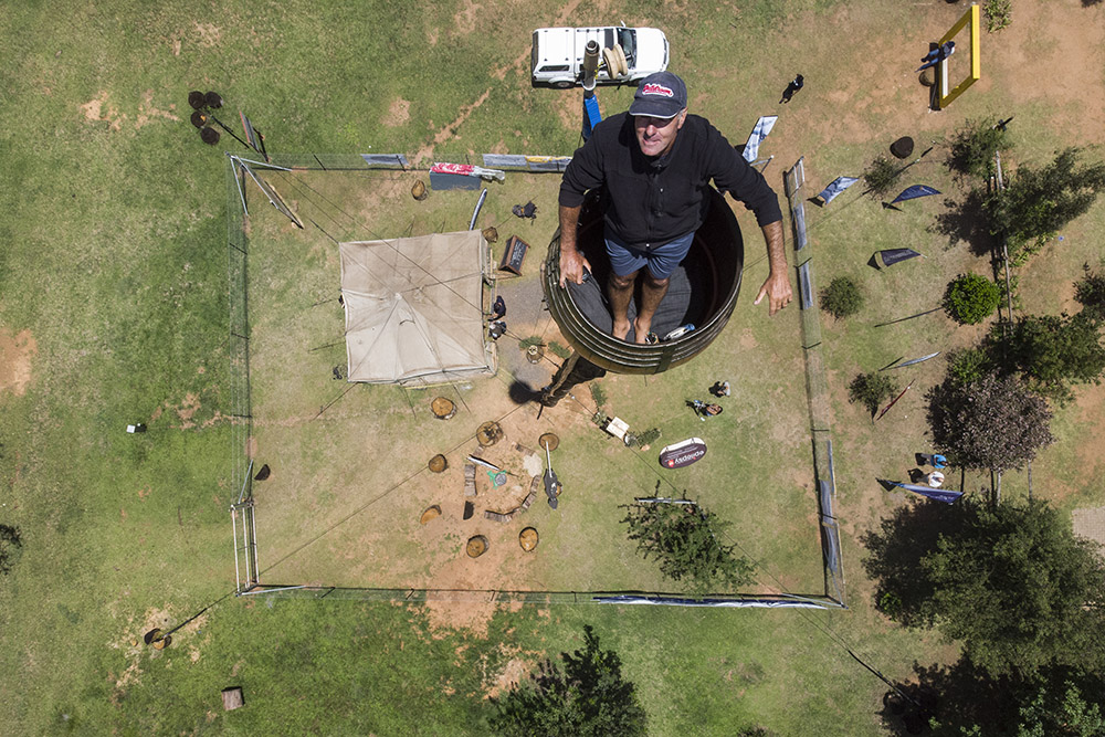 Dans un tonneau perché: un Sud-Africain en quête de record
