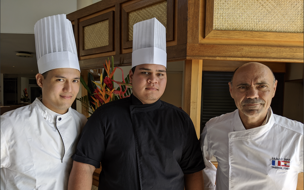 Hitinui Ahu, Reiarii Sanford et leur professeur Yves Dhieras.