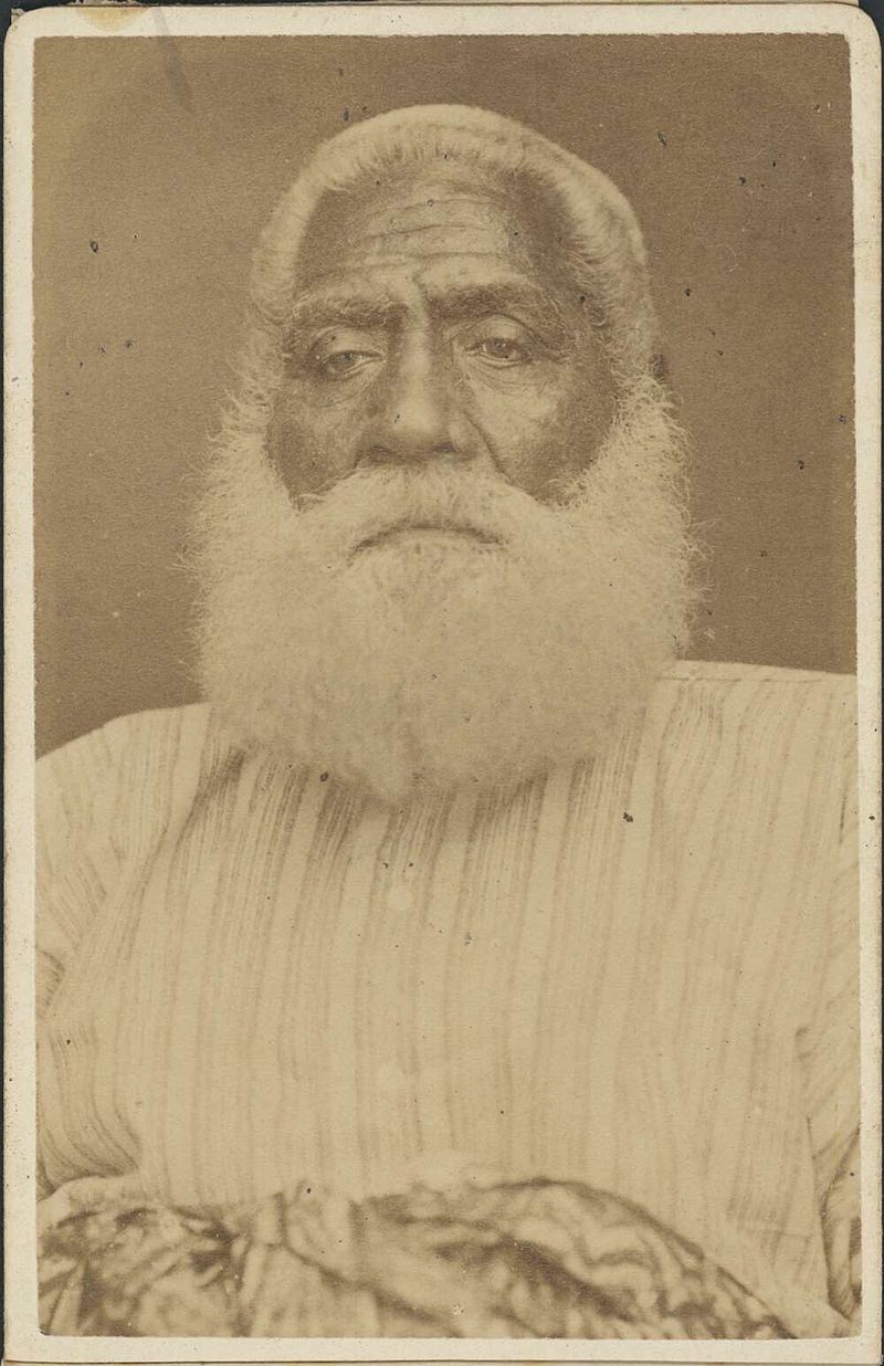Le roi Cakobau (photo de Francis H. Dufty) ; l’ancien cannibale était devenu chrétien et composait volontiers avec les planteurs et autres colons, mais la couleur de sa peau ne plaisait pas à ceux qui adhérèrent au Klan en 1871.