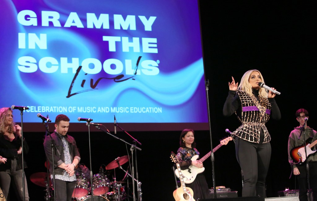Les Grammy Awards se préparent à la fête malgré le scandale qui gronde