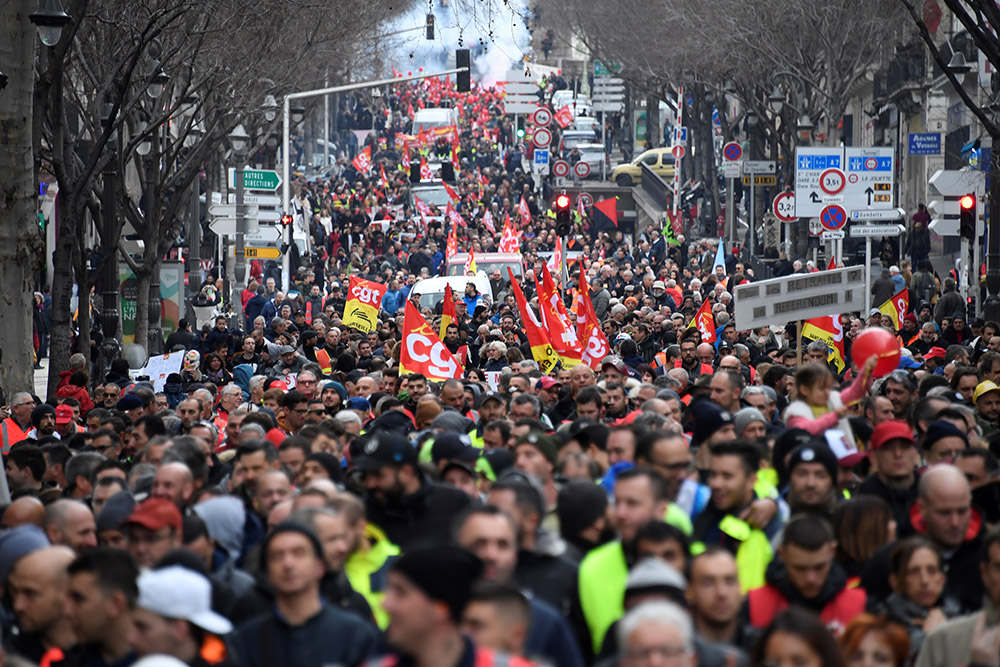 Retraites: la réforme en conseil des ministres, ses opposants de nouveau dans la rue