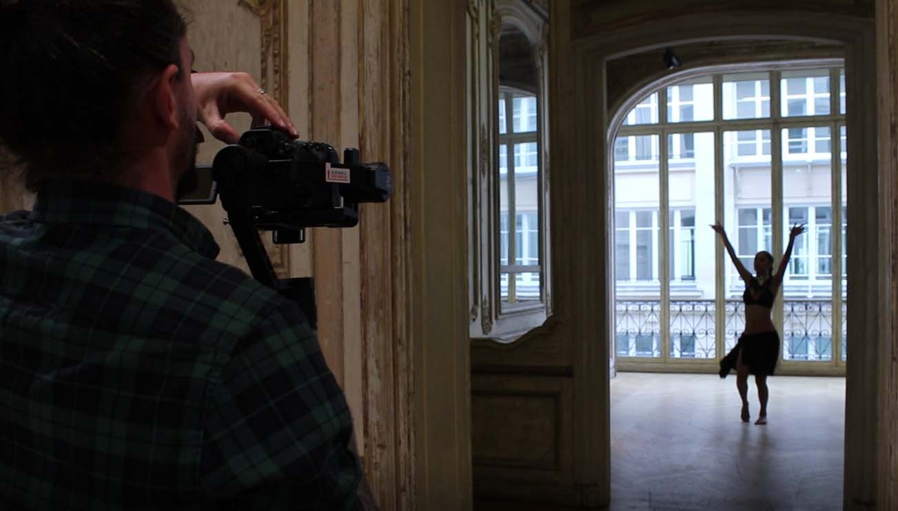 L’épisode sélectionné de Dance in Paradise, le numéro 8, a été tourné dans un appartement à Paris et raconte la dernière danse de deux personnes dont l’une est polynésienne.