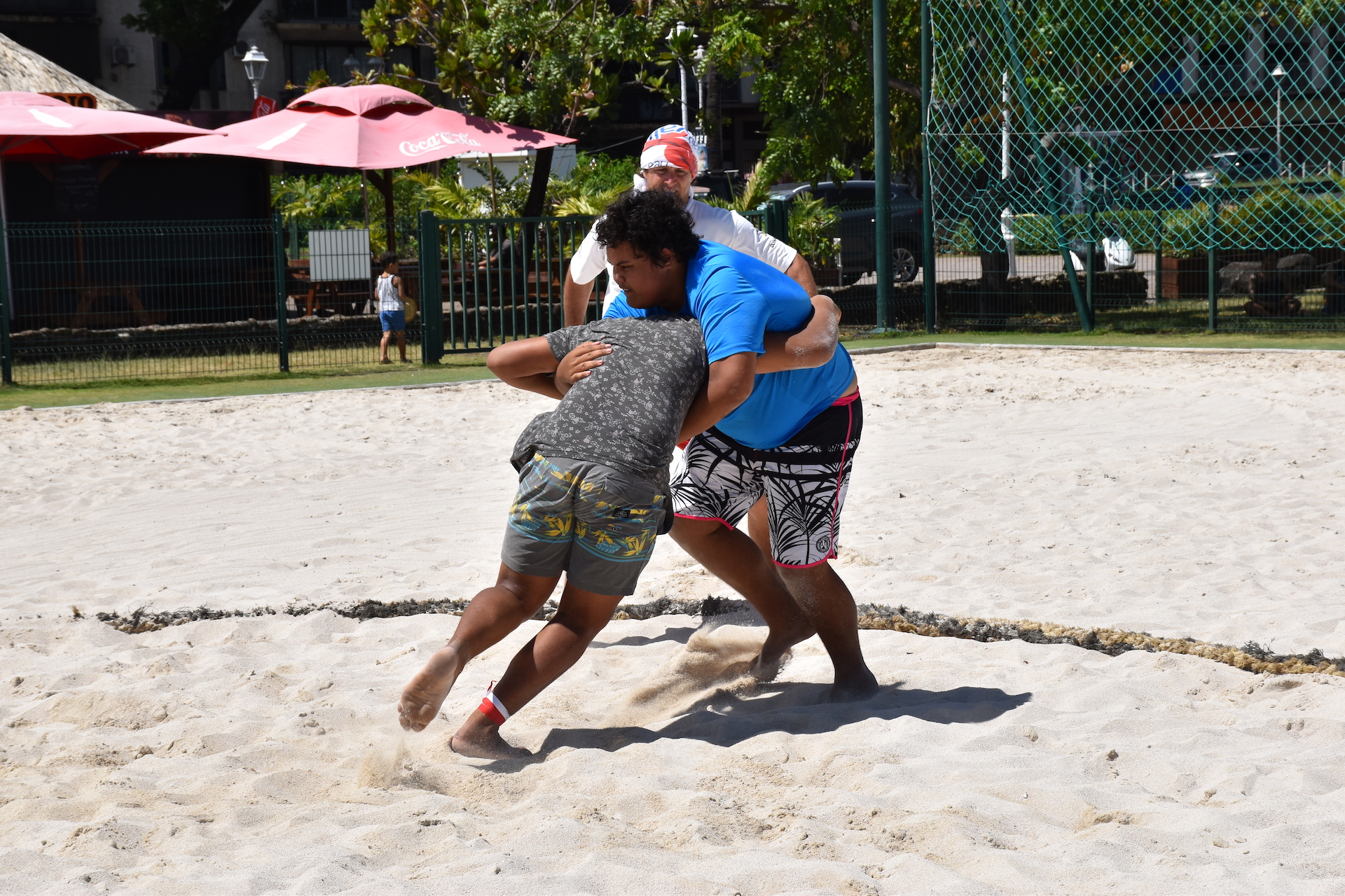 C’est sous un soleil de plomb que les mā'ona sont entrés dans l’arène  pour des combats de trois minutes chacun.