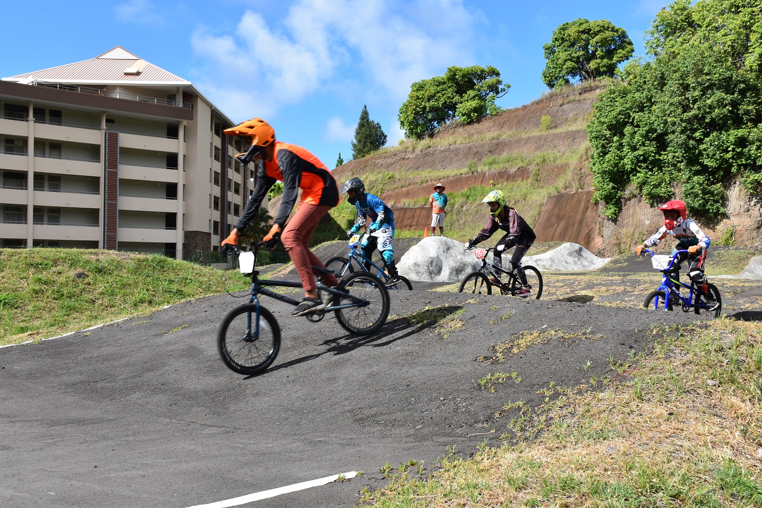 le BMX race ou Bicross est une course entre huit concurrents qui doivent parcourir une piste de 340 à 400 mètres de long.