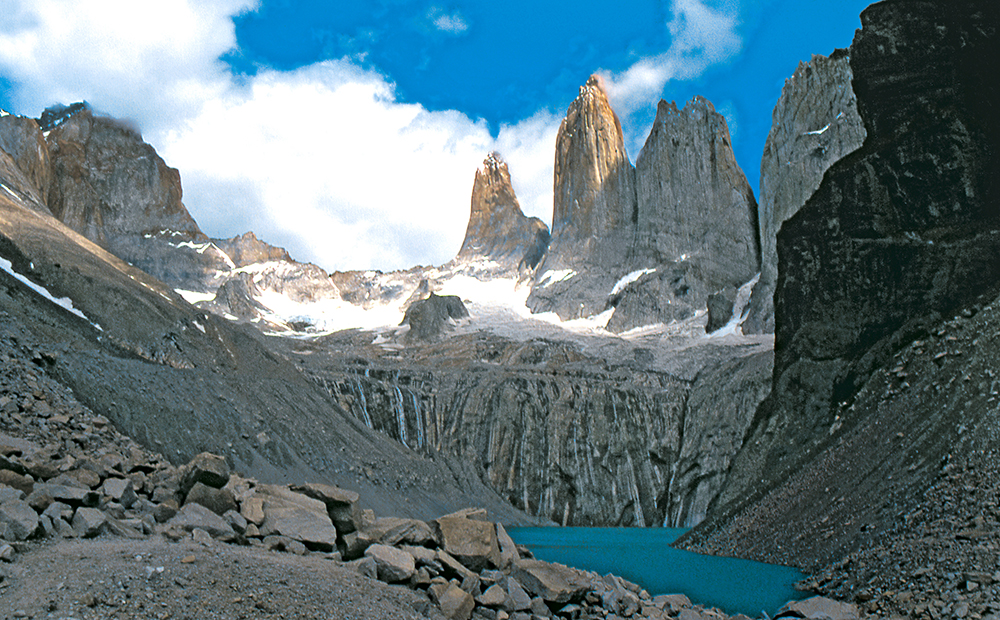 Depuis la corniche marquant la fin du trek, la vue qui s'offre au randonneur est sublime : dominant un petit lac glaciaire, les trois imposantes Torres del Paine (2 900 m), masses verticales de granit brut. Elles ont donné leur nom à ce qui constitue sans doute le plus beau parc naturel du Chili.
