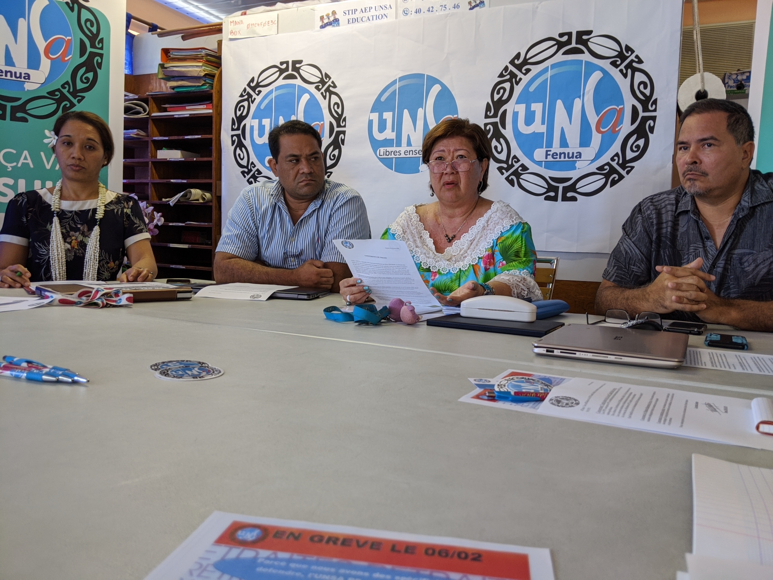 Après avoir déposé un préavis de grève le 30 janvier, l'Union nationale des syndicats autonomes fenua met sa menace à exécution en pleine visite de la ministre des Outre-mer, Annick Girardin.