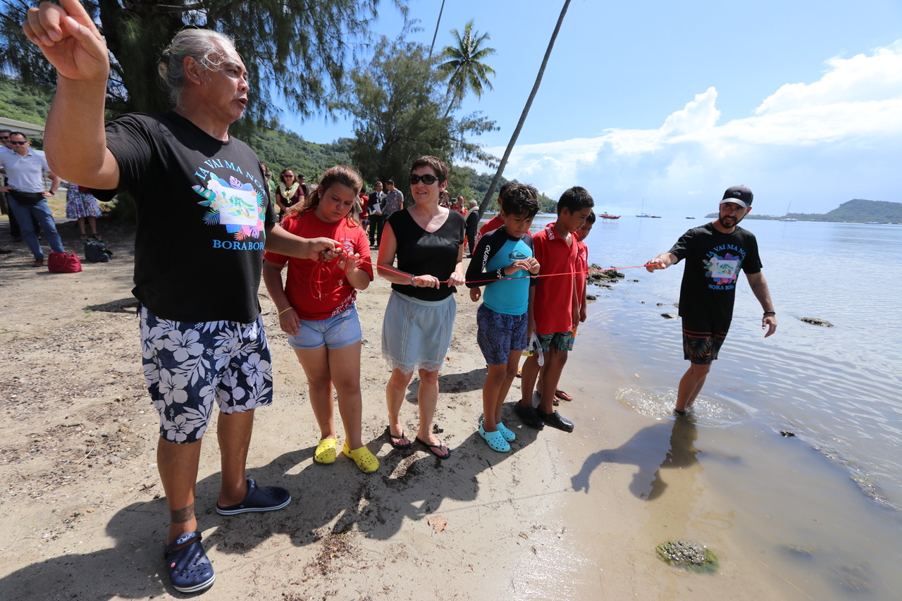 Annick Girardin à la rencontre de la jeunesse de Bora Bora
