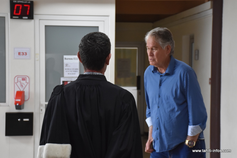 Edwin Teraiharoa en compagnie de son avocat, jeudi en marge de son procès en appel pour abus de bien sociaux.