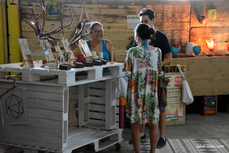 Meili discutant avec Arava-Tahiti et Poerava C.