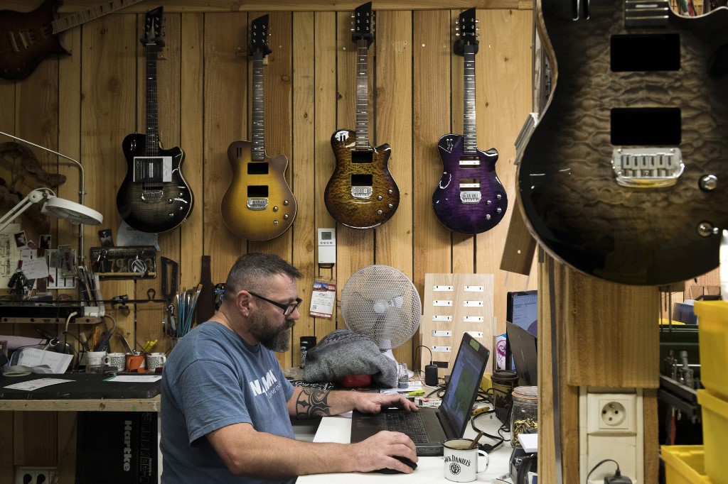 Dans l'Allier, des guitares version James Bond à l'assaut de l'Amérique