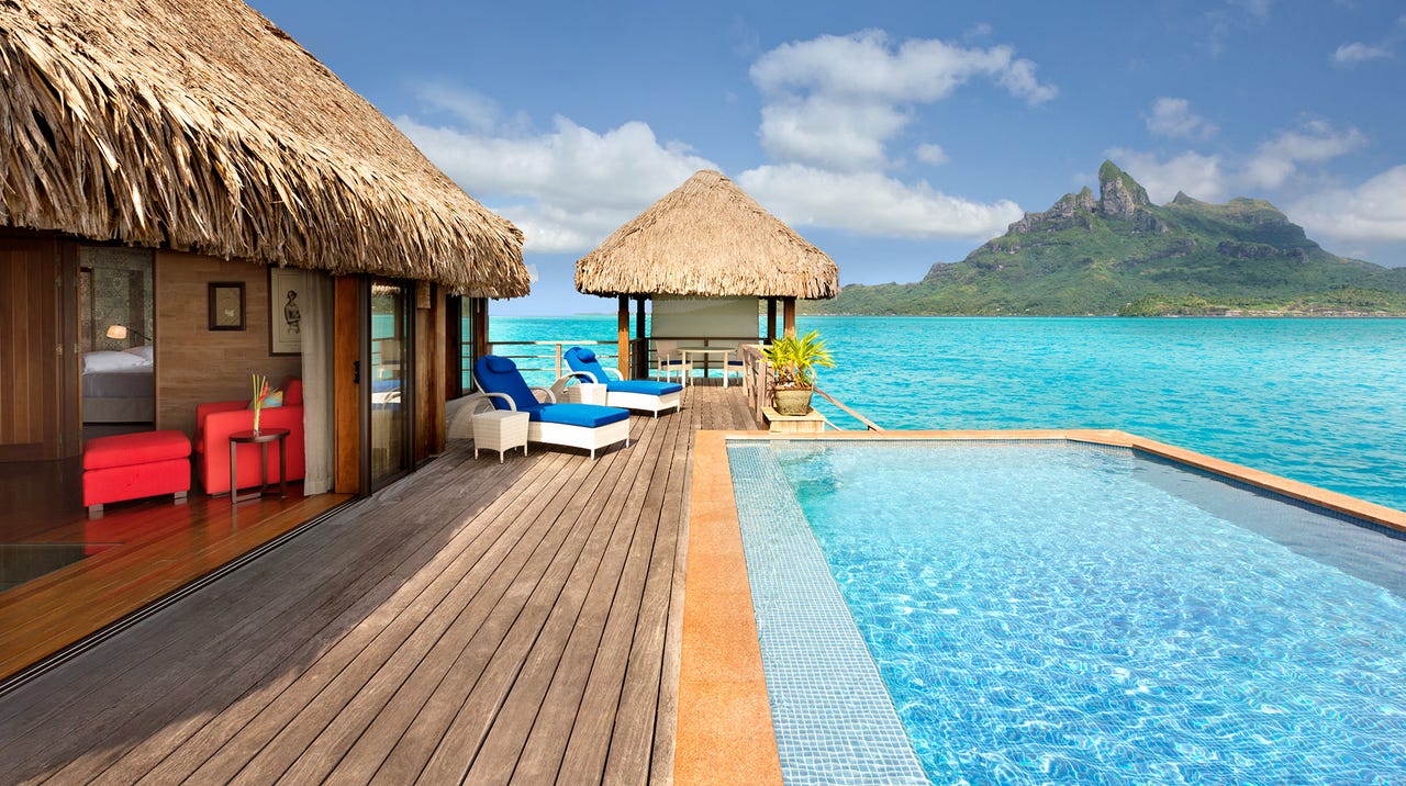 Les hôtels St Régis de Bora Bora et The Brando de Tetiaroa sont primés en 2020 de cinq étoiles par le Forbes Travel Guide. (Photo : St Regis Bora Bora).