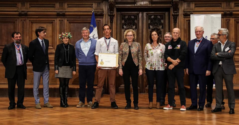 Alann Poilvet reçoit sa médaille d’or du concours du Meilleur apprenti de France