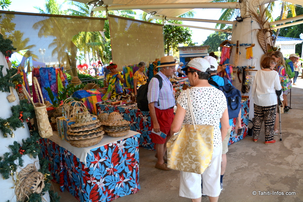 Les artisans installés sous les tentes de l'ancien GIE Tahiti Tourisme devront laisser place à un terminal de croisière... Mais pas tout de suite.