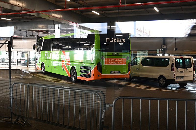 Coronavirus: un bus bloqué à Lyon, un commissariat fermé quelques heures à Paris