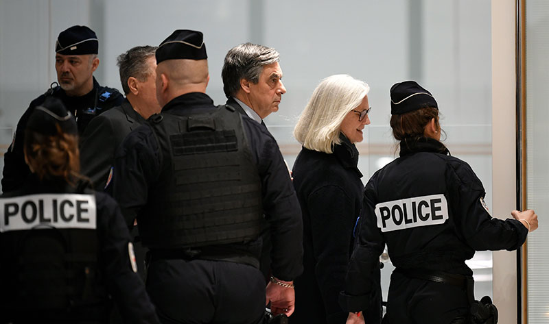 Le procès des époux Fillon suspendu jusqu'à mercredi