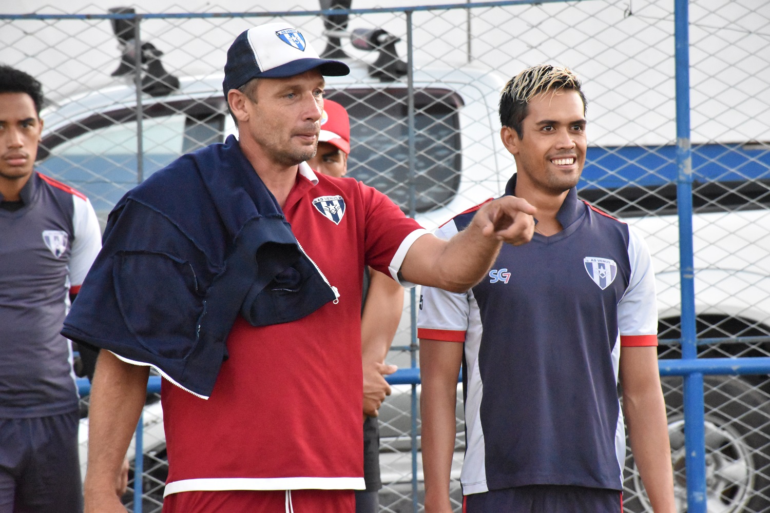 Samuel Garcia, coach de l'AS Vénus, au côté de son capitaine Teaonui Tehau.