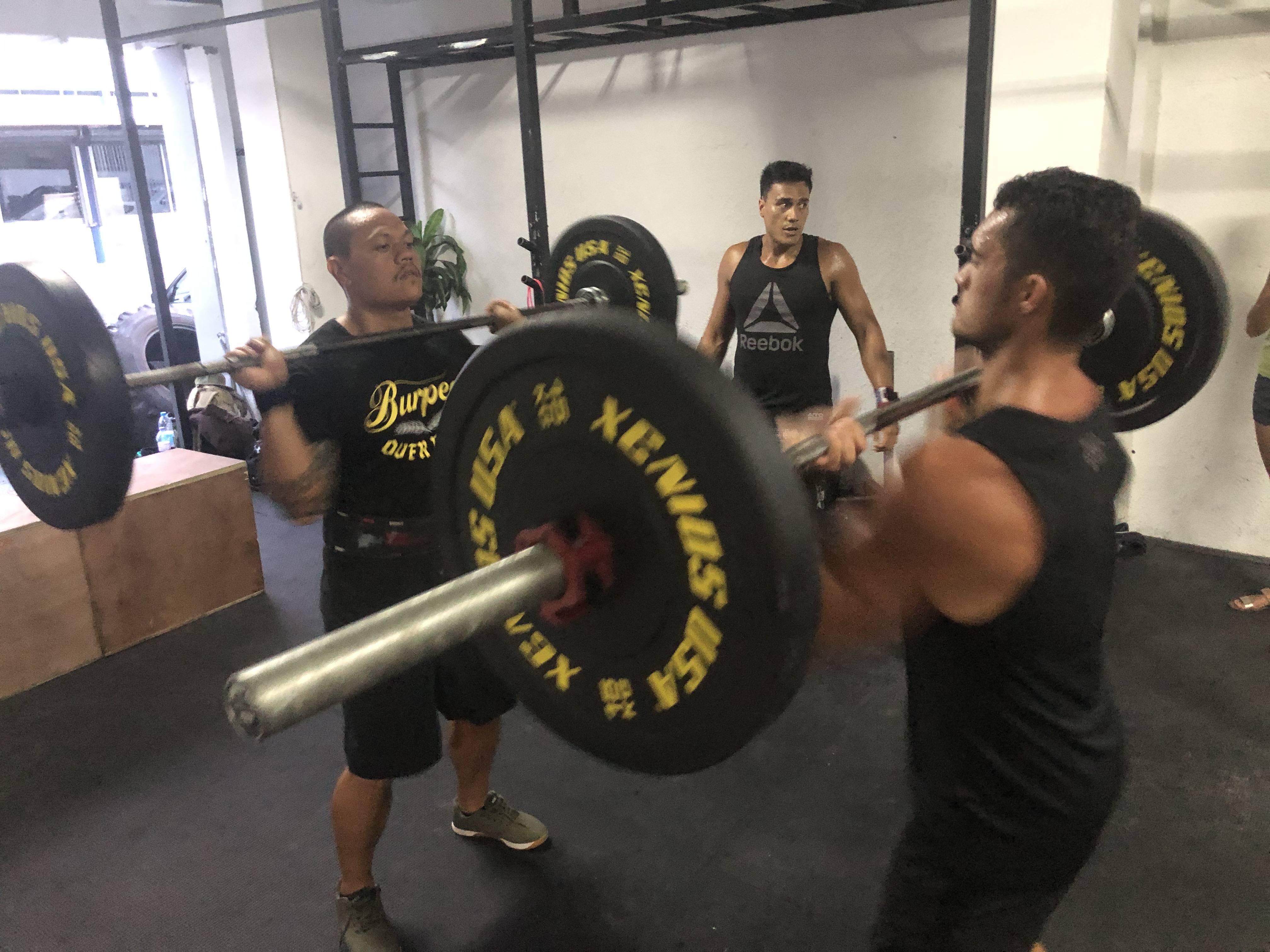Les compétitions de crossfit combinent principalement des épreuves de force athlétique, de l'haltérophilie, de la gymnastique et des sports d'endurance.