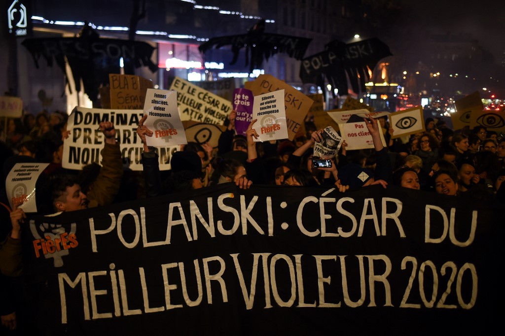 Manifestation devant la Salle Pleyel à Paris à l'arrivée des invités pour la  45e édition des Cesars, vendredi.  Lucas BARIOULET / AFP