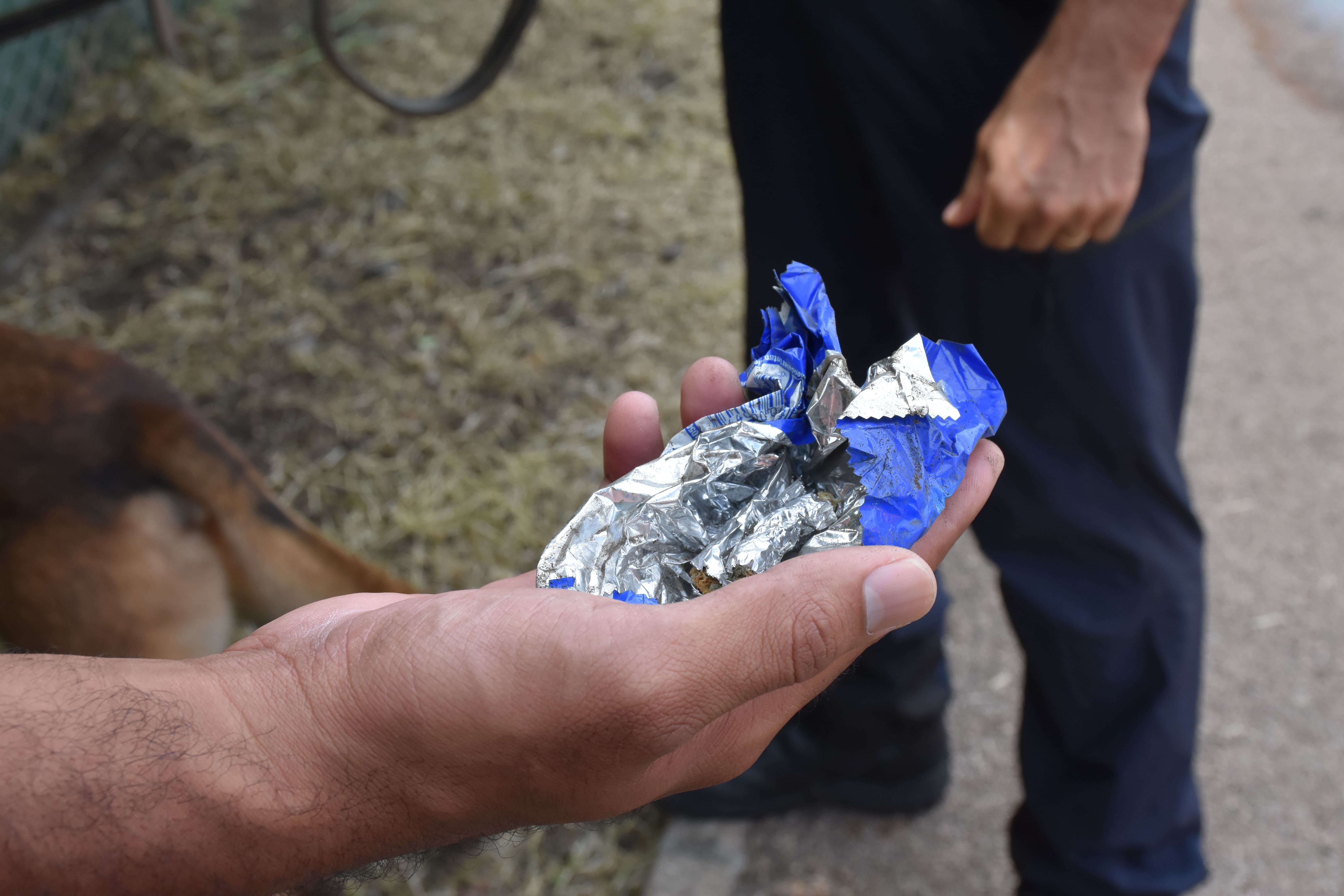 "Continuer à mettre la pression sur les dealers"