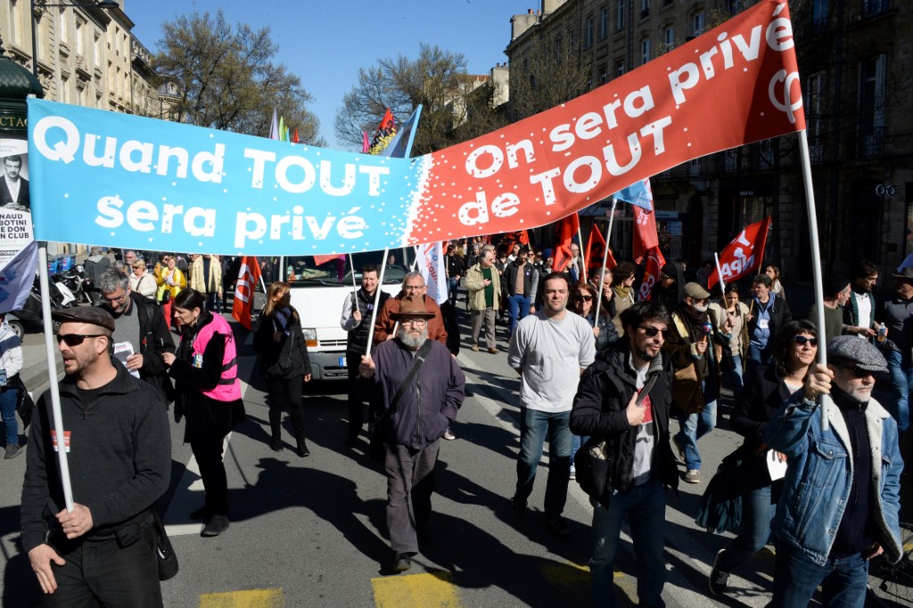 Retraites : Cortèges clairsemés à Paris et en province contre le recours au 49-3
