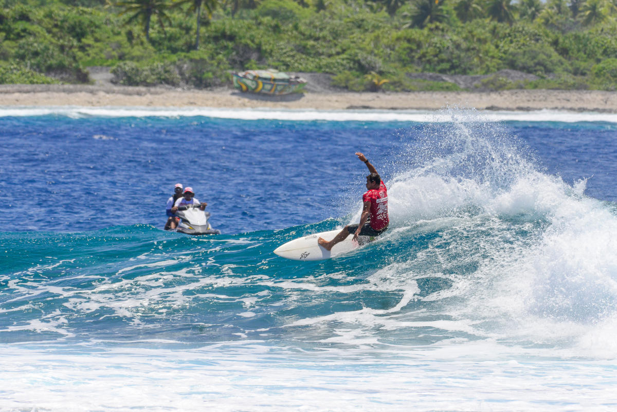 Après avoir dominé Enrique Ariitu en quarts, Tereva David s'est incliné en demi-finale face au prodige hawaiien de 16 ans Eli Hanneman. (© WSL / CHRISTOPHE ABRAHAM)