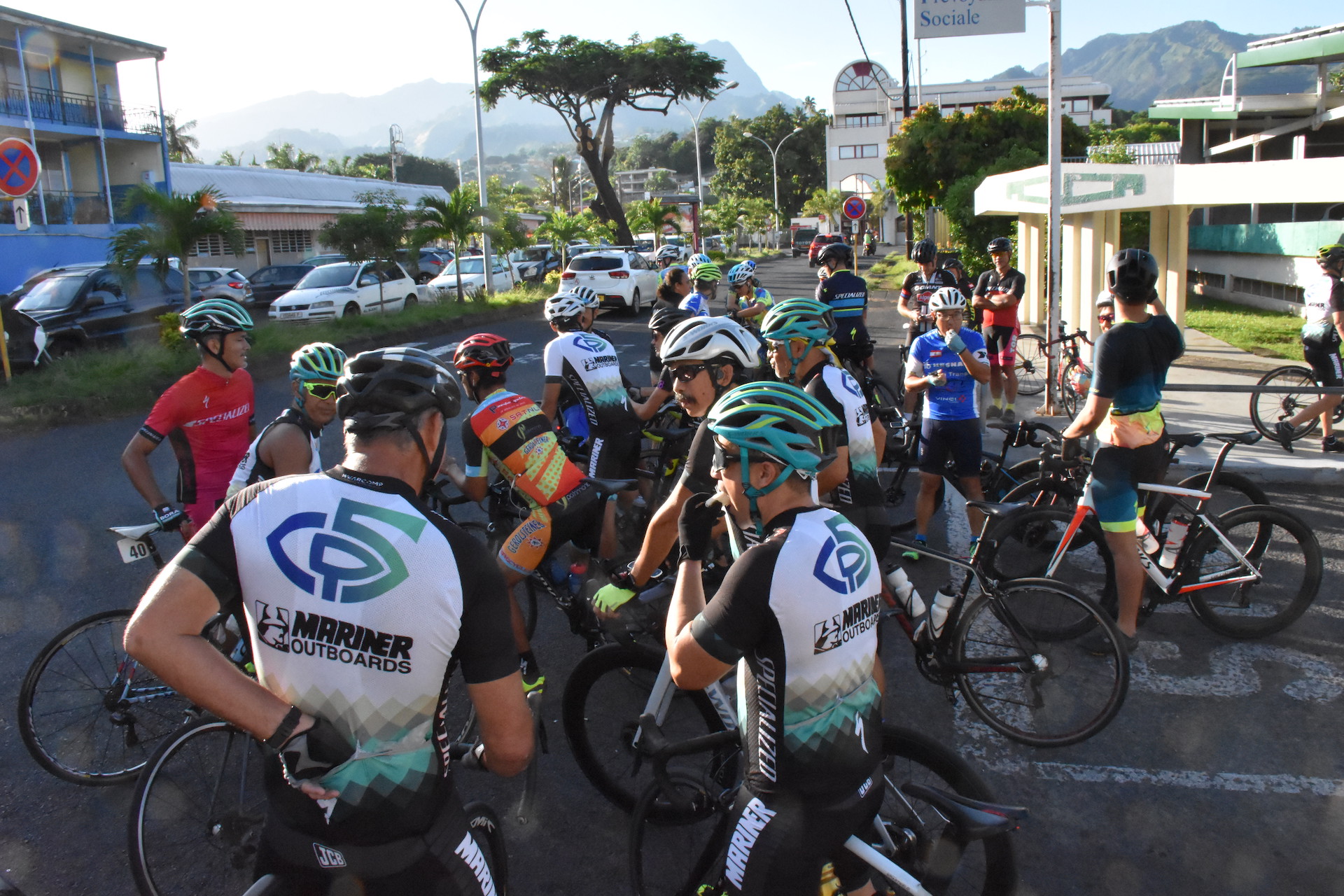 30 autres coureurs ont rejoint les 13 premiers cyclistes pour les accompagner sur leur second tour de l'île.