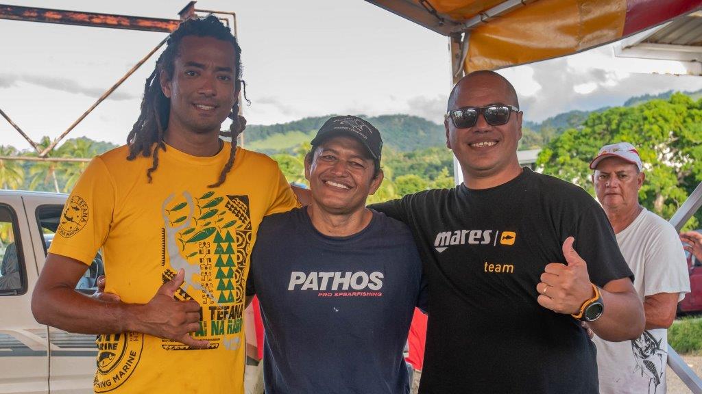 (de gauche à droite) Dell Lamartinière, champion de Polynésie 2020 avec Tepou Nehemia, son dauphin, et Steeve Tetuanui, troisième.