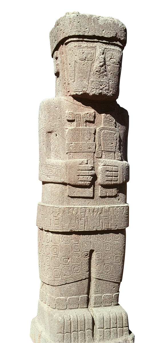 Cette statue (le monolithe Ponce, du nom de l’archéologue bolivien qui l’a découvert en 1957) est l’une des plus connues et des plus célèbres du site de Tiwanacu ; beaucoup ont fait des parallèles souvent hasardeux entre cette représentation anthropomorphique et d’une part les moai de l’île de Pâques, d’autre part les tiki polynésiens.