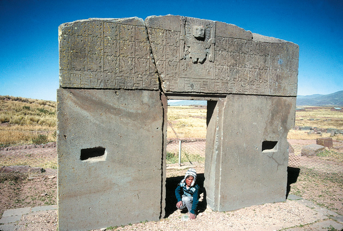 Le monument le plus célèbre de l'altiplano, la Puerta del Sol (porte du soleil), dont on ignore la signification. Elle a été sculptée dans un seul bloc de pierre, de l'andésite, mais un tremplement de terre l’a sans doute fracturée sur le côté gauche.