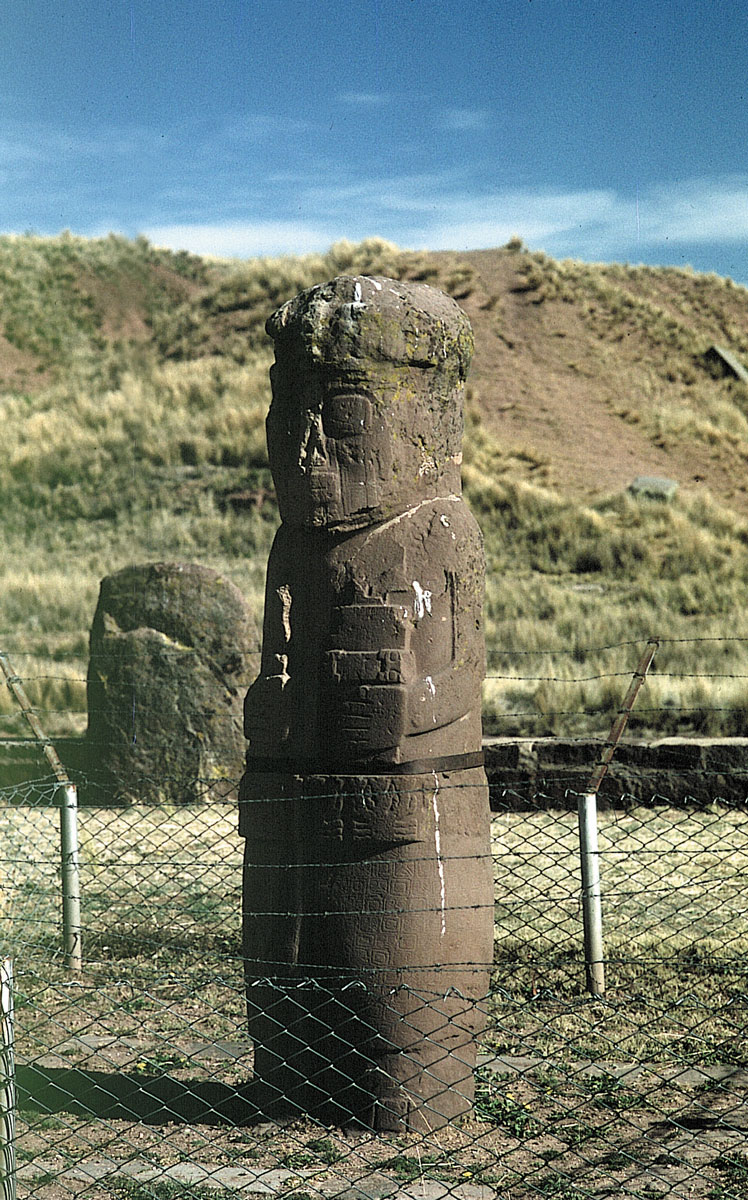 Le monolithe Fraile est sculpté dans un bloc d’andésite, comme le monolithe Ponce. La roche provient d’une carrière située à une centaine de kilomètres, preuve que le lac Titicaca était plus grand à cette époque, le transport des gros blocs ayant pu se faire sur des radeaux.