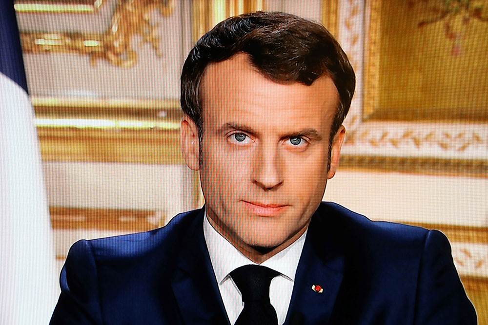 Macron déclare la "guerre" au coronavirus et restreint fortement les déplacements des Français