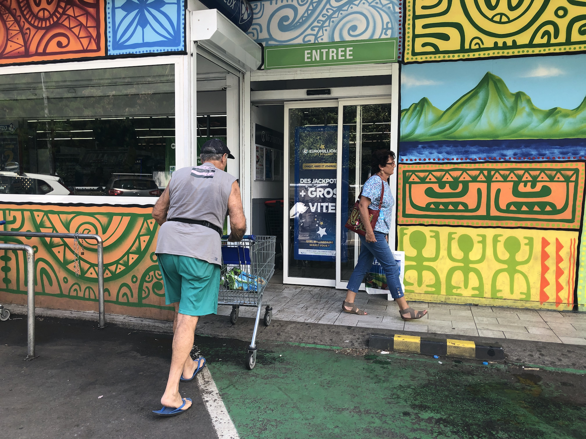 Une grande partie des grandes surfaces ont décidé hier de limiter les entrées, en demandant à chacun de leur client de se déplacer seul pour faire ses courses.