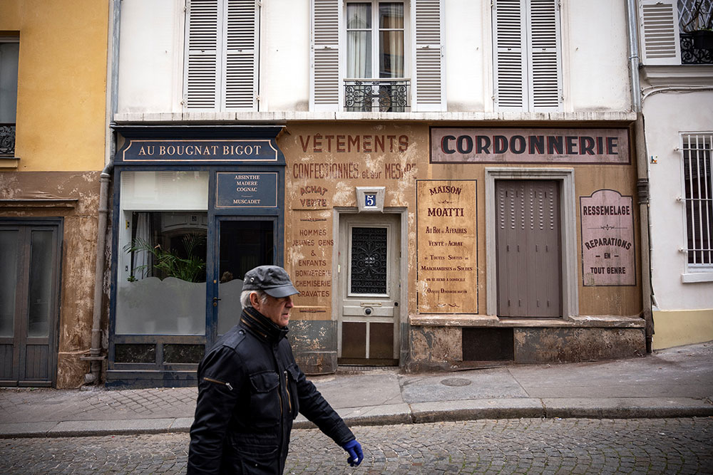 Depuis le confinement, un décor de cinéma fige un coin de Paris sous l'Occupation