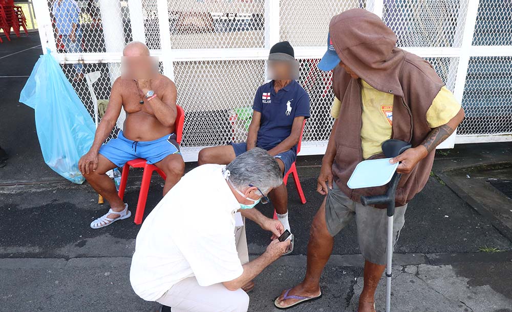 À la salle Maco Nena à Tipaerui, une quarantaine de sans-abri est confinée. Une partie d'entre eux souffre de troubles psychiatriques.