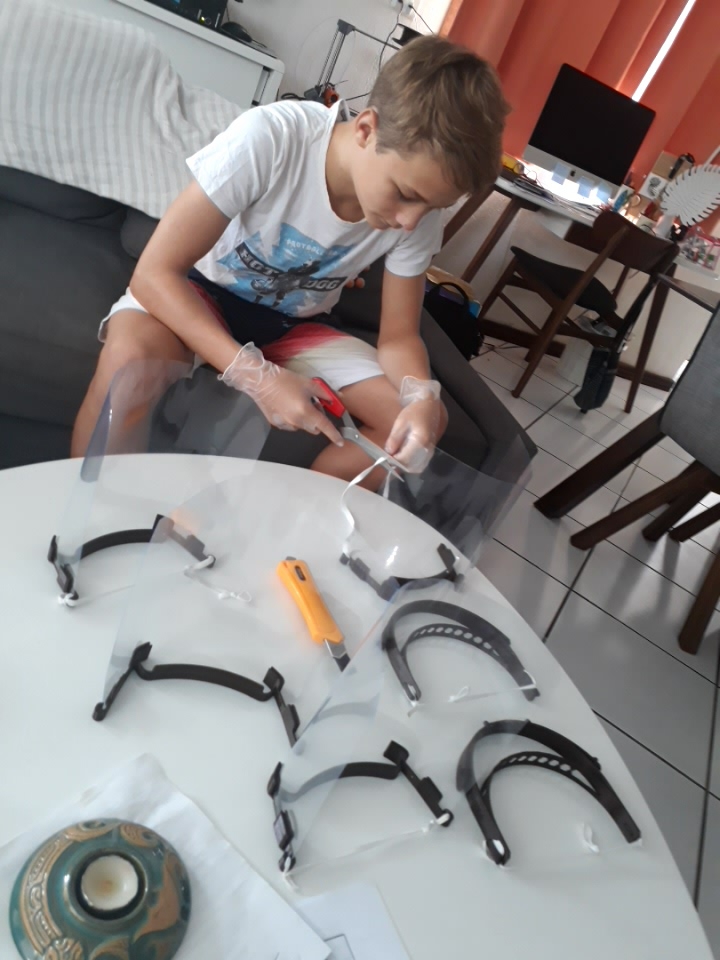 Un jeune imprime des masques en 3D pour le personnel de santé