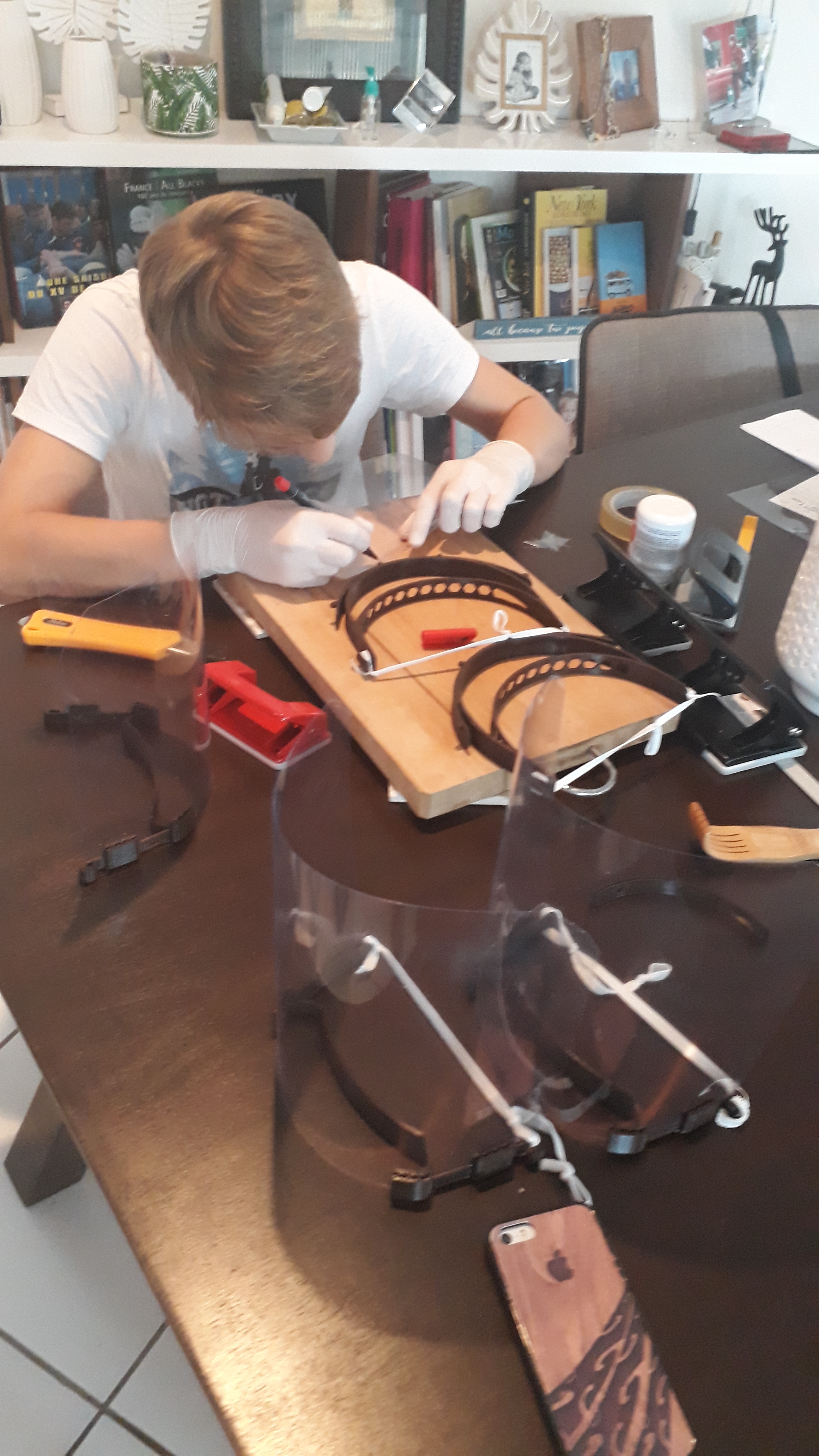 Un jeune imprime des masques en 3D pour le personnel de santé