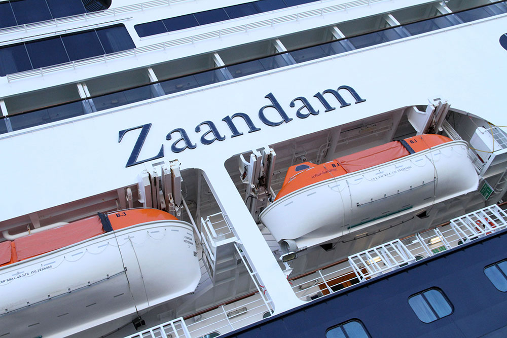 Paquebot Zaandam: quatre décès à bord, transfert des passagers