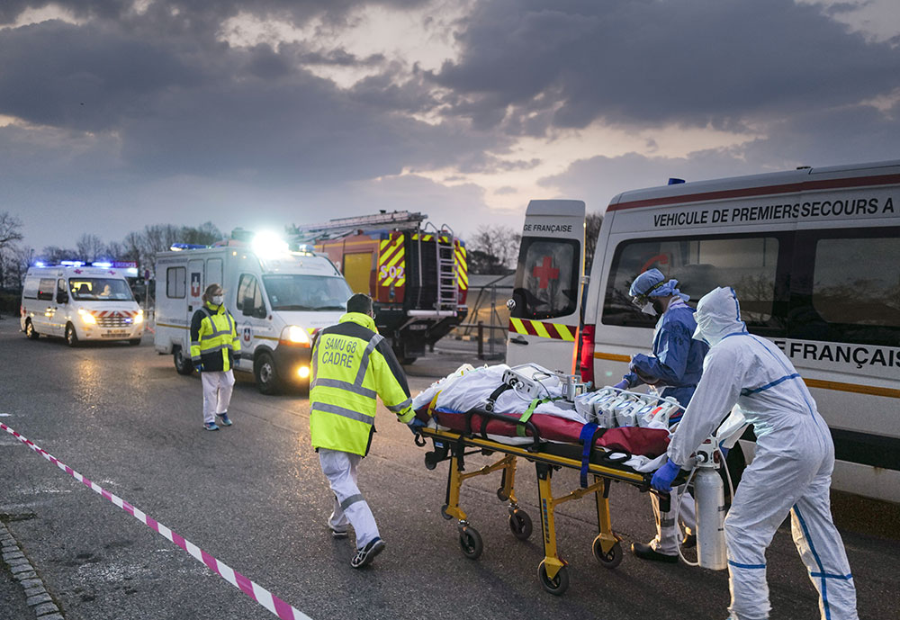Coronavirus: près de 300 nouveaux décès en France, importantes évacuations