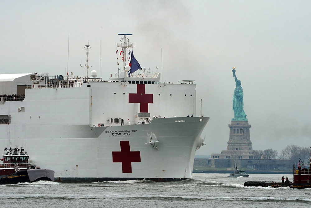 Un navire-hôpital de 1.000 lits est arrivé à New York, épicentre de l'épidémie.