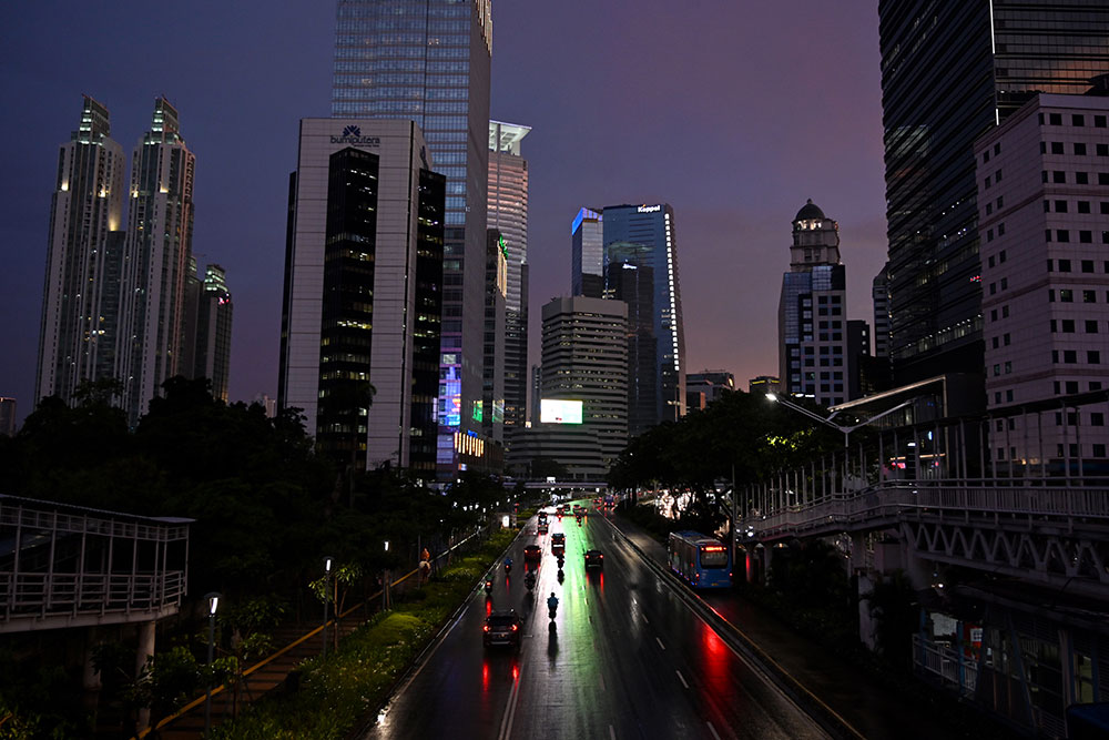L'Indonésie déclare l'état d'urgence mais résiste au confinement