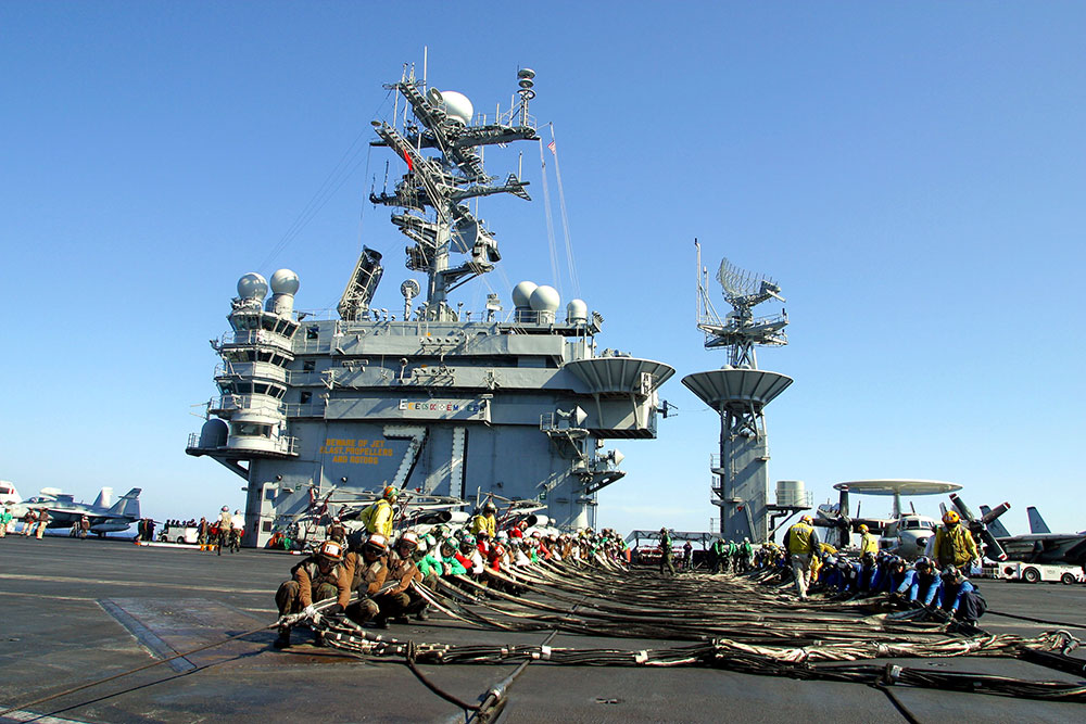 Coronavirus: le Pentagone refuse d'évacuer un porte-avions américain