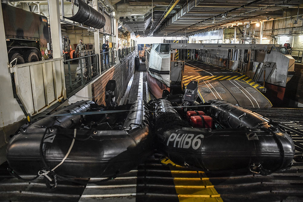 Outre-mer: les deux porte-hélicoptères ne seront pas des "bateaux-hôpitaux"
