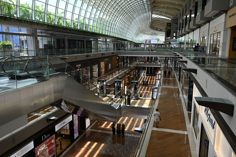 Singapour se résout à fermer écoles et entreprises devant la résurgence du virus