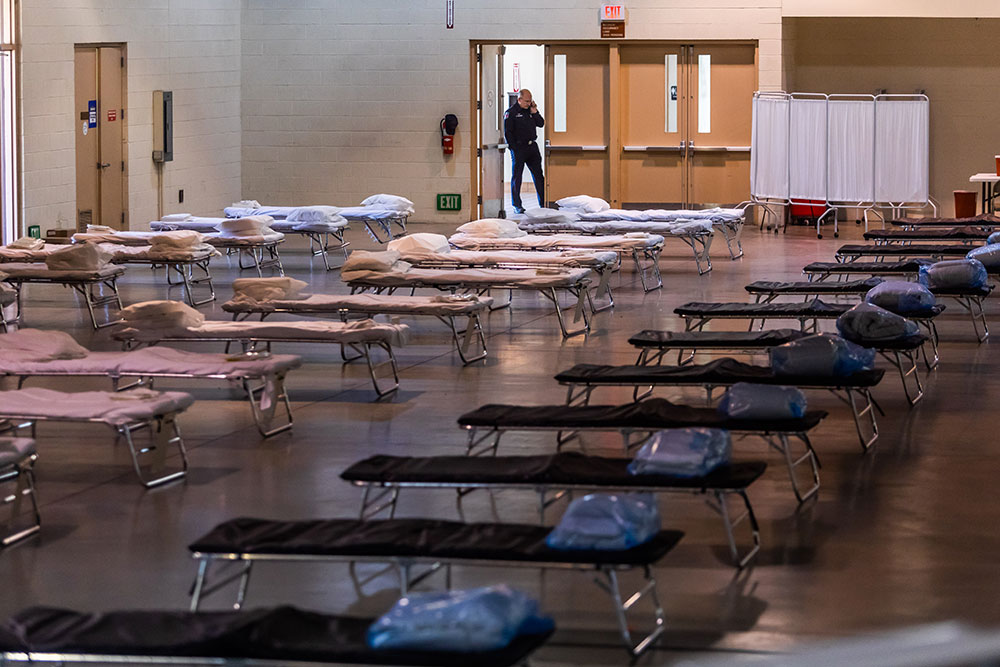 Virus: lueur d'espoir d'un ralentissement en Europe, explosion aux États-Unis et au Royaume-Uni