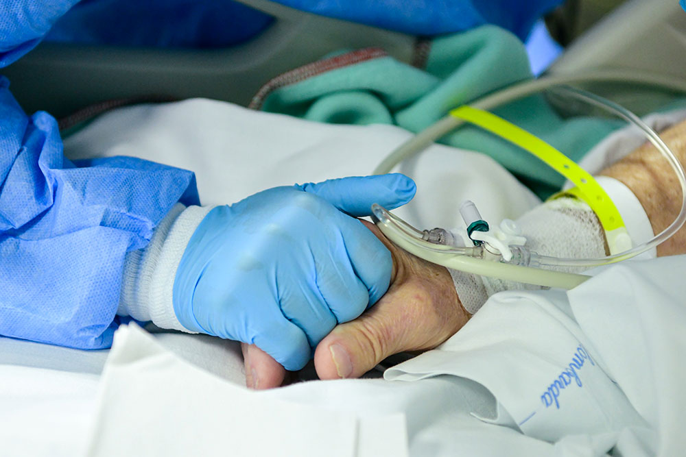 Virus: plus de 7.500 morts en France, pas de relâchement malgré les vacances