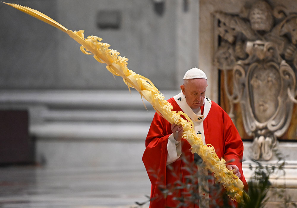 Virus: le pape célèbre la messe des Rameaux sans fidèles