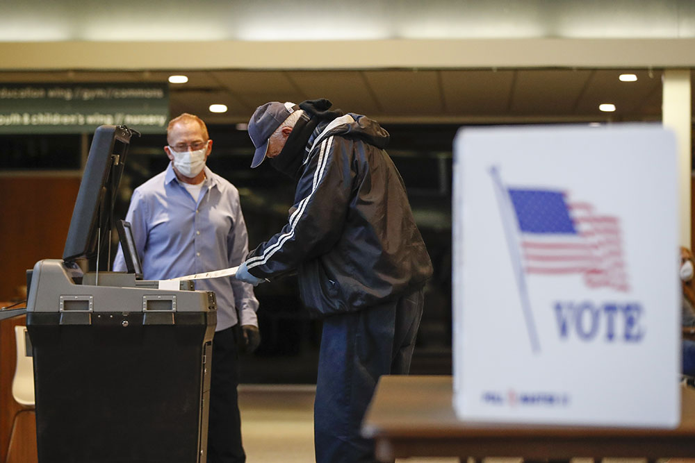Souvent masqués, à distance, les électeurs du Wisconsin votent en pleine pandémie